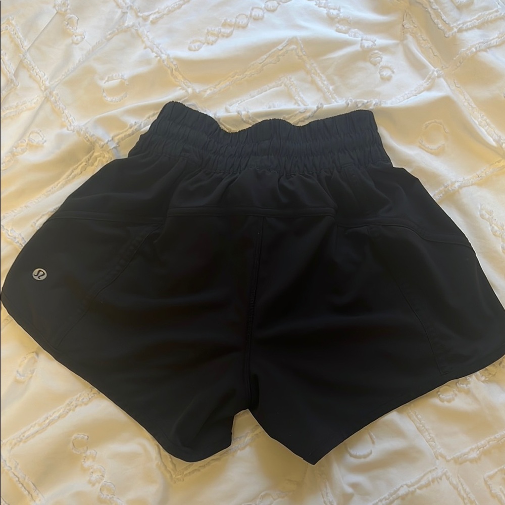 lululemon athletica hottie hot black shorts, size 2)